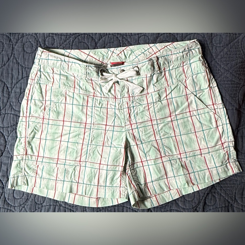 The North Face Red & Green Plaid Drawstring Lightweight Casual Shorts. Size 14.